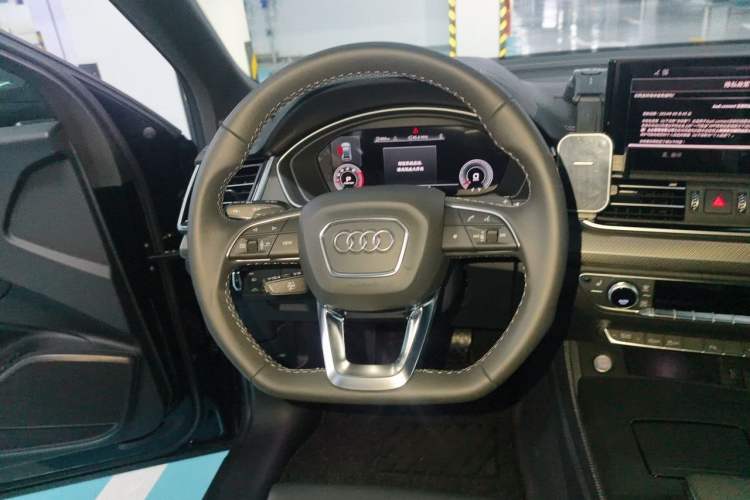 Used Audi Q5L 2025 Facelift 45th Anniversary Collector's Edition 40 TFSI Luxury Dynamic Version Steering Wheel
