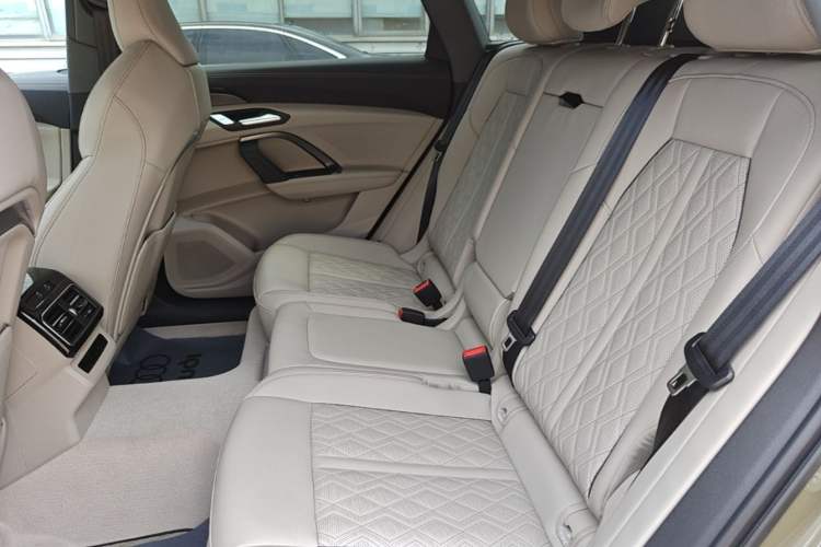 Used Audi Q5L 2026 Model Range: Exclusive Edition for 10 Million Users Left Rear Seat