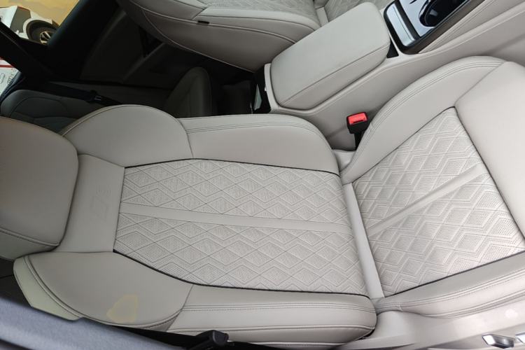 Used Audi Q5L 2026 Model Range: Exclusive Edition for 10 Million Users Right Front Seat