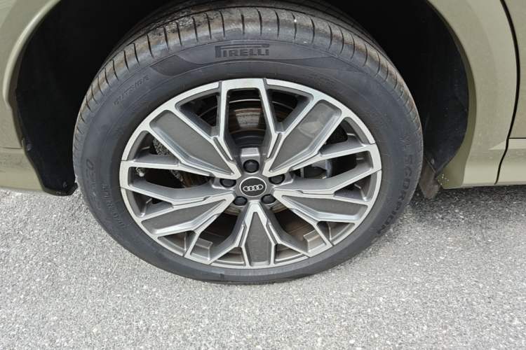 Used Audi Q5L 2026 Model Range: Exclusive Edition for 10 Million Users Right Rear Wheel Hub