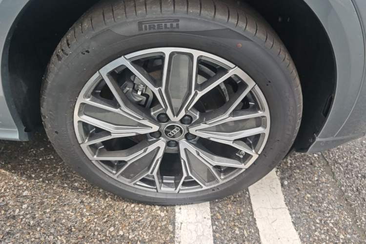 Used Audi Q5L 2026 150kW Smart Hybrid Luxury Edition Right Front Wheel Hub