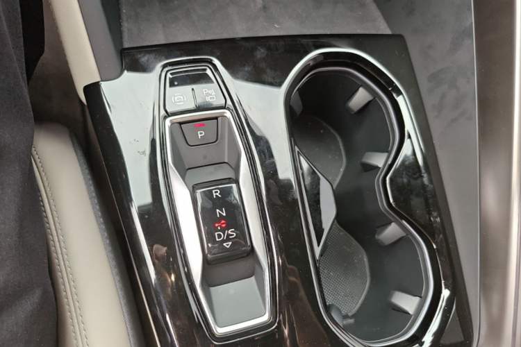 Used Audi Q5L 2026 200kW Smart Hybrid Flagship Edition Gear Lever