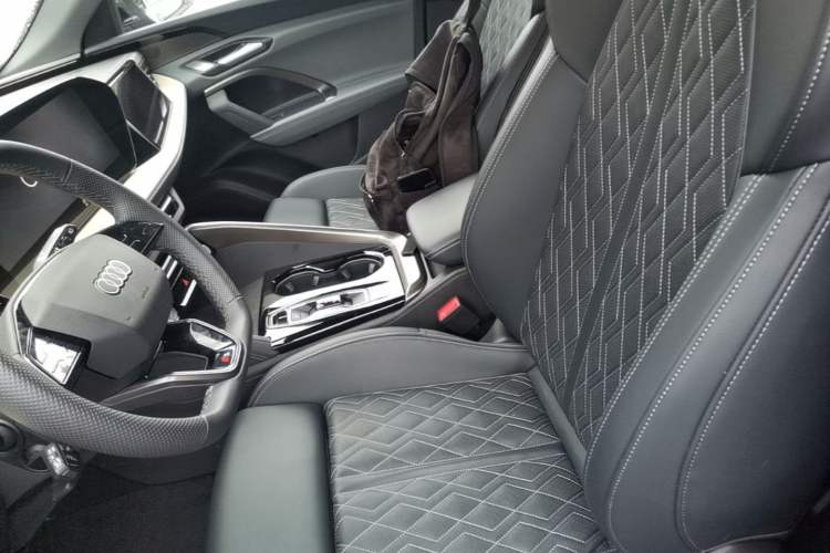 Used Audi Q5L 2026 Model Range: Exclusive Edition for 10 Million Users Left Front Seat