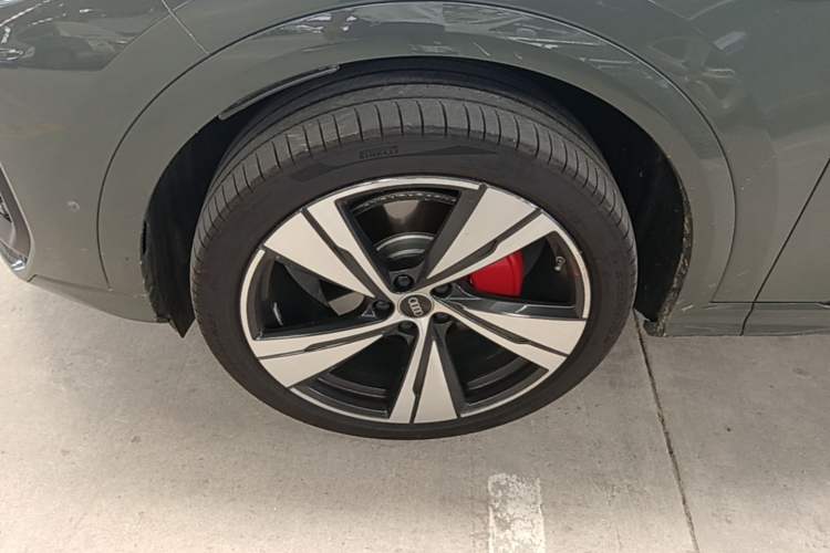 Used Audi Q5L 2026 Model Range: Intelligent Hybrid Premium Edition Left Front Wheel Hub