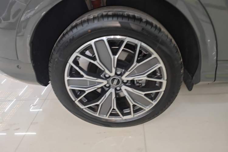 Used Audi Q5L 2026 150kW Smart Hybrid Luxury Edition Right Rear Wheel Hub