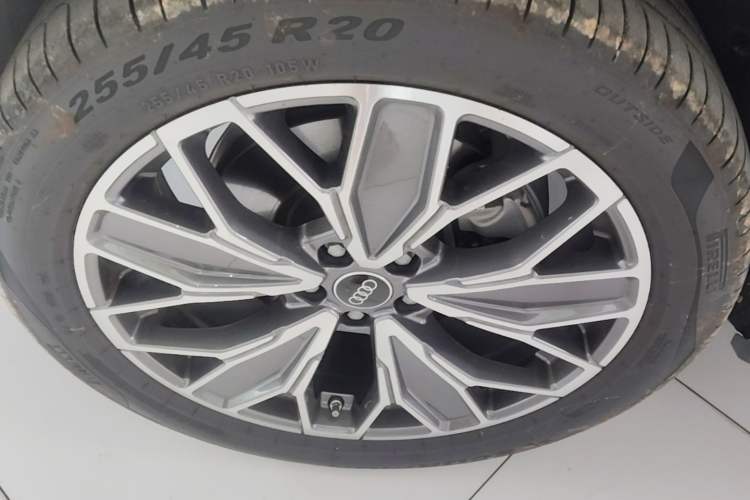 Used Audi Q5L 2026 150kW Smart Hybrid Luxury Edition Left Front Wheel Hub