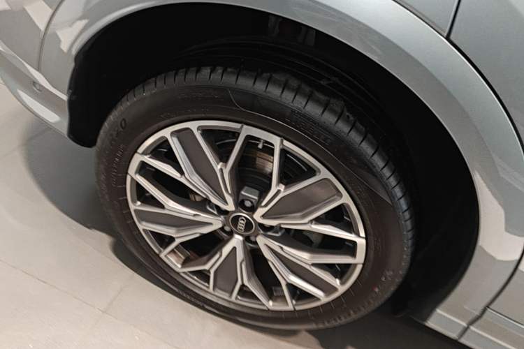 Used Audi Q5L 2026 150kW Smart Hybrid Luxury Edition Right Rear Wheel Hub