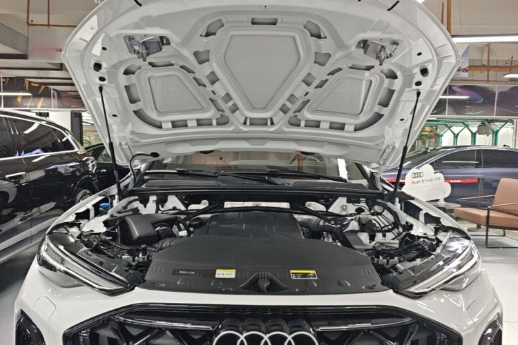 Used Audi Q5L 2026 Model Range: Exclusive Edition for 10 Million Users Engine Bay