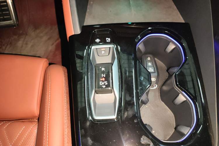 Used Audi Q5L 2026 Model Range: Intelligent Hybrid Premium Edition Gear Lever