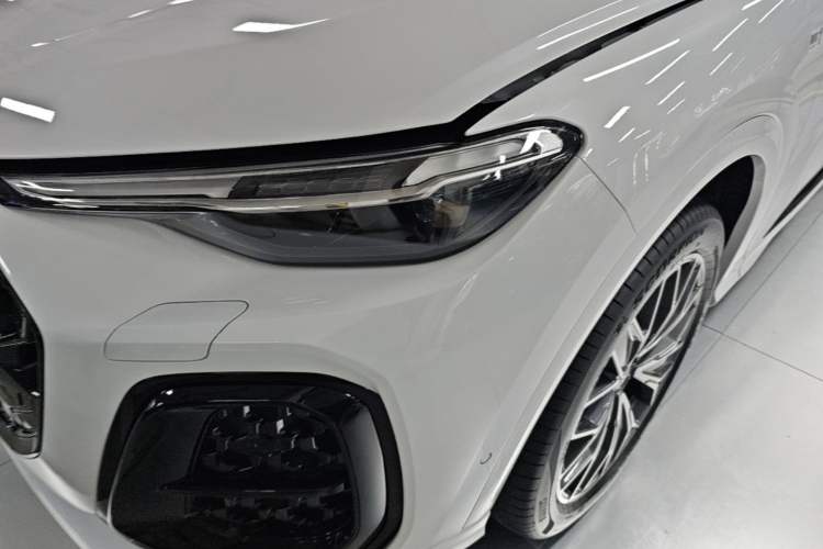 Used Audi Q5L 2026 Model Range: Exclusive Edition for 10 Million Users Left Front Headlight