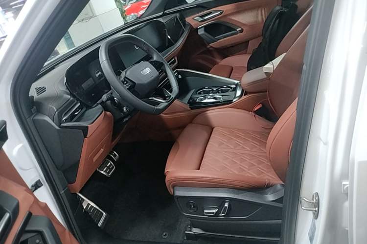 Used Audi Q5L 2026 Model Range: Exclusive Edition for 10 Million Users Left Front Seat