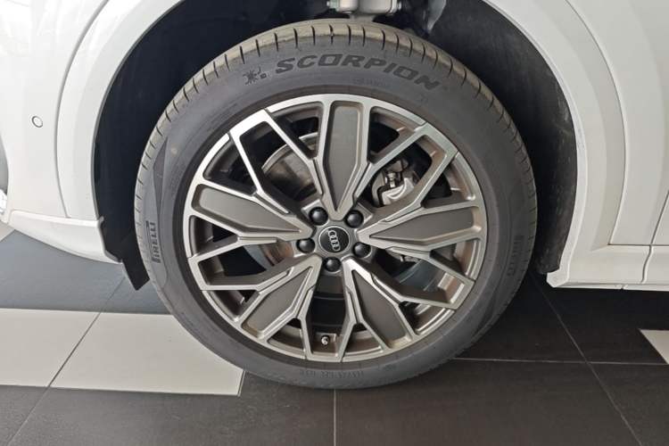 Used Audi Q5L 2026 150kW Smart Hybrid Luxury Edition Left Front Wheel Hub