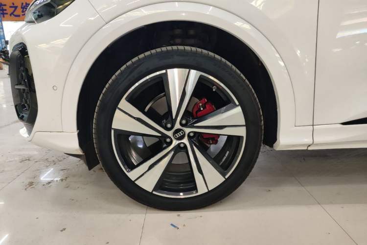 Used Audi Q5L 2026 Model Range: Intelligent Hybrid Premium Edition Left Front Wheel Hub