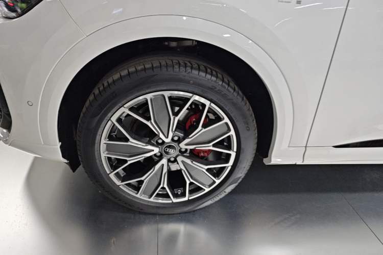 Used Audi Q5L 2026 Model Range: Exclusive Edition for 10 Million Users Left Front Wheel Hub