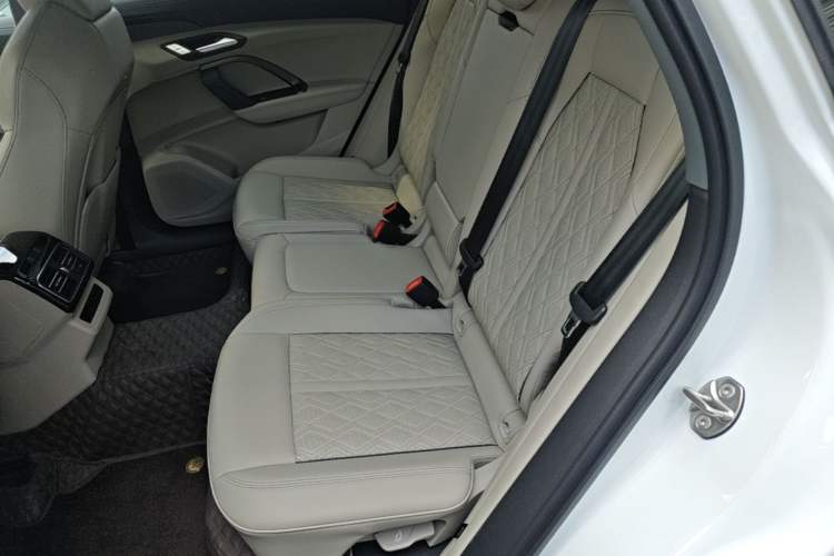 Used Audi Q5L 2026 Model Range: Exclusive Edition for 10 Million Users Left Rear Seat