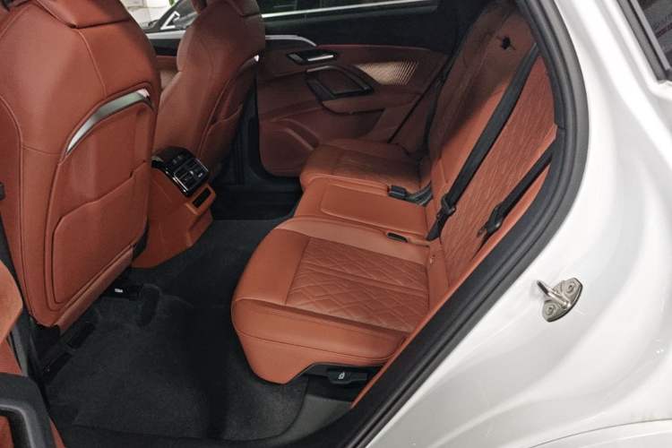 Used Audi Q5L 2026 Model Range: Exclusive Edition for 10 Million Users Left Rear Seat