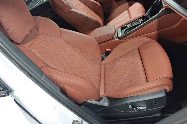 Used Audi Q5L 2026 Model Range: Exclusive Edition for 10 Million Users Right Front Seat