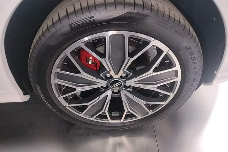 Used Audi Q5L 2026 Model Range: Exclusive Edition for 10 Million Users Right Front Wheel Hub