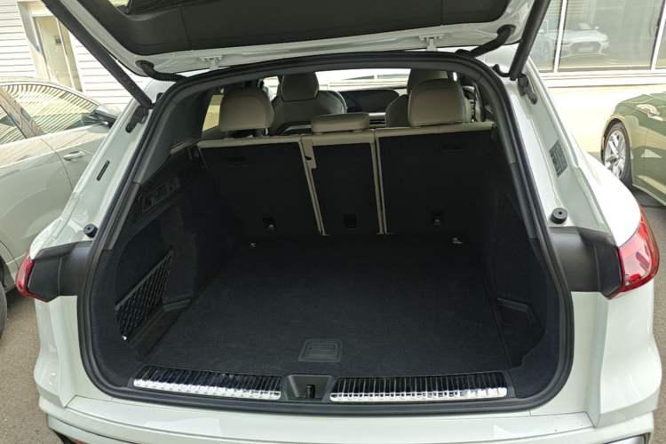 Used Audi Q5L 2026 Model Range: Exclusive Edition for 10 Million Users Trunk