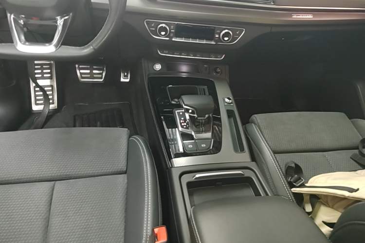 Used Audi Q5L Sportback 2021 40 TFSI Luxury Edition Gear Lever