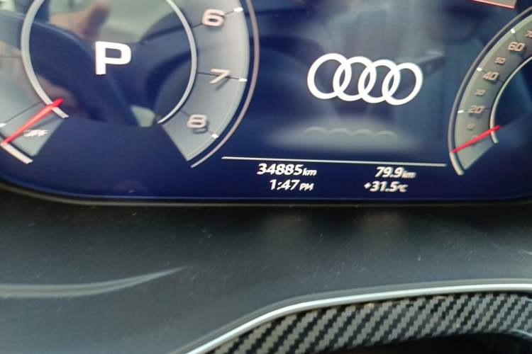 Used Audi Q5L Sportback 2021 40 TFSI Fashion Model Odometer Close Up