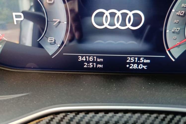 Used Audi Q5L Sportback 2021 40 TFSI Fashion Model Odometer Close Up