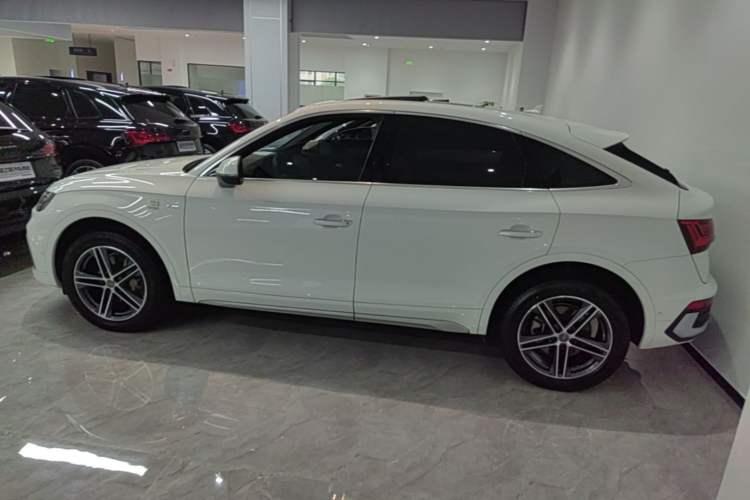 Used Audi Q5L Sportback 2021 40 TFSI Fashion Model Rear Left 45 Deg
