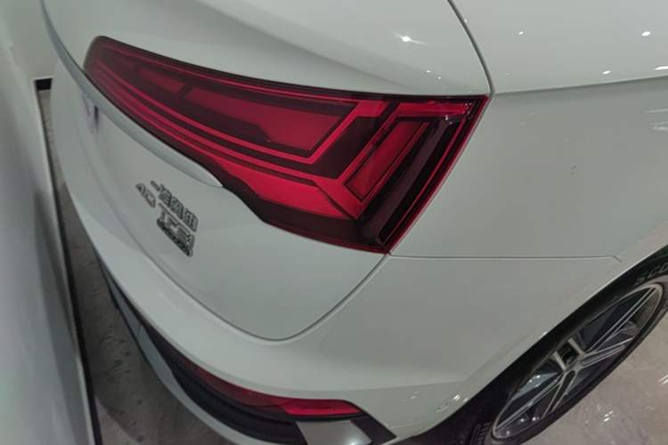 Used Audi Q5L Sportback 2021 40 TFSI Fashion Model Right Rear Taillight