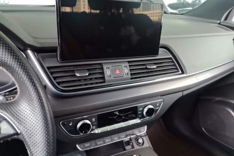 Used Audi Q5L Sportback 2022 40 TFSI Luxury Model Audio And AC Panel