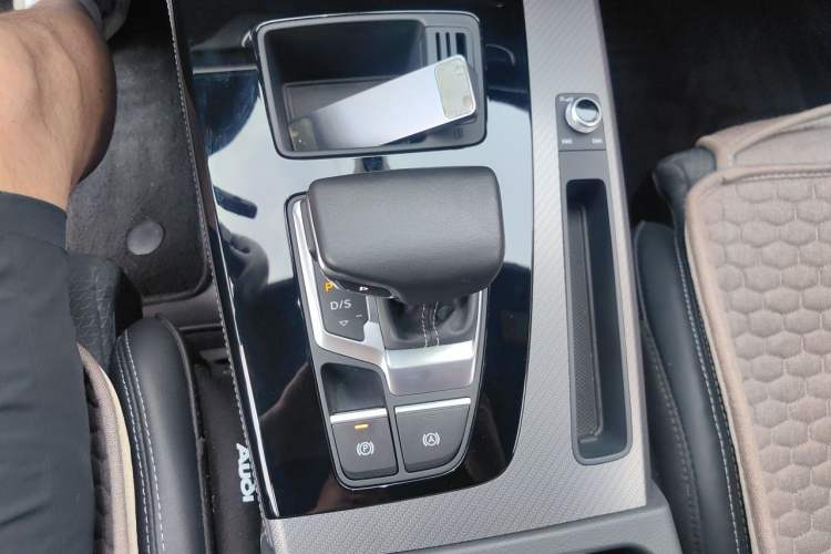 Used Audi Q5L Sportback 2022 Updated 40 TFSI Luxury Edition Gear Lever