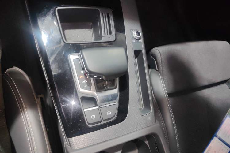 Used Audi Q5L Sportback 2022 Updated 40 TFSI Luxury Edition Gear Lever