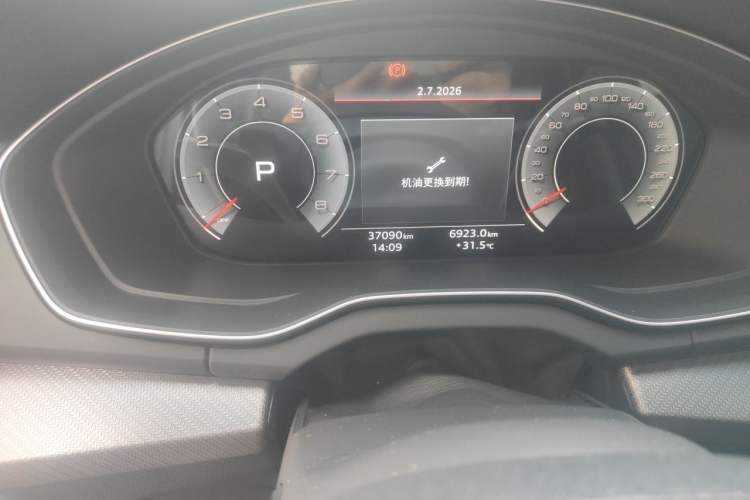 Used Audi Q5L Sportback 2022 40 TFSI Luxury Model Odometer Close Up