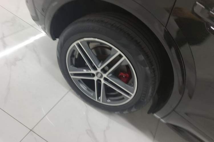 Used Audi Q5L Sportback 2022 Updated 40 TFSI Fashion Version Right Rear Wheel Hub