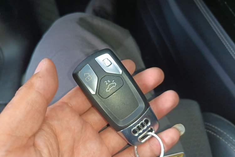 Used Audi Q5L Sportback 2022 40 TFSI Luxury Model Vehicle Key