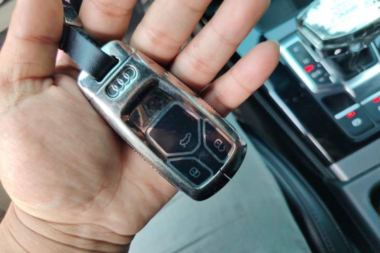 Used Audi Q5L Sportback 2022 45 TFSI Luxury Model Vehicle Key