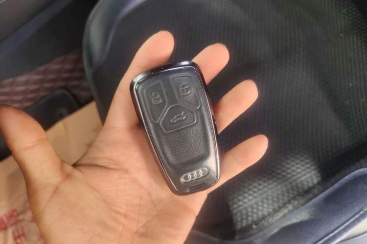 Used Audi Q5L Sportback 2022 40 TFSI Luxury Model Vehicle Key