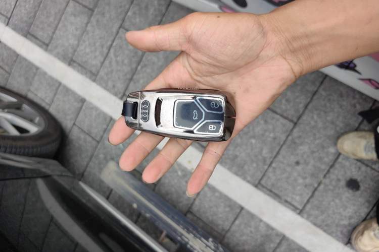 Used Audi Q5L Sportback 2022 40 TFSI Luxury Model Vehicle Key