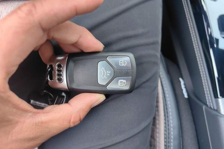 Used Audi Q5L Sportback 2022 Updated 40 TFSI Luxury Edition Vehicle Key