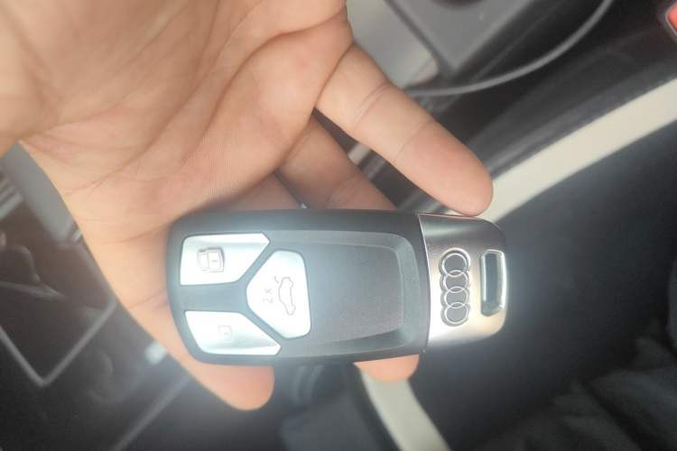 Used Audi Q5L Sportback 2022 40 TFSI Luxury Model Vehicle Key