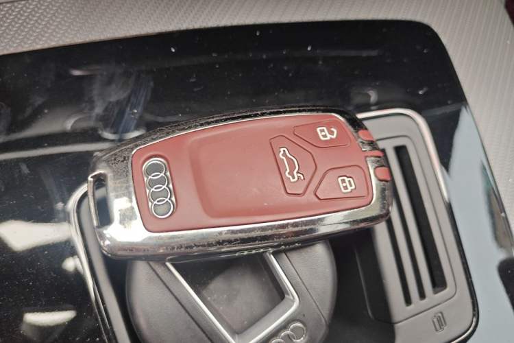 Used Audi Q5L Sportback 2022 40 TFSI Luxury Model Vehicle Key
