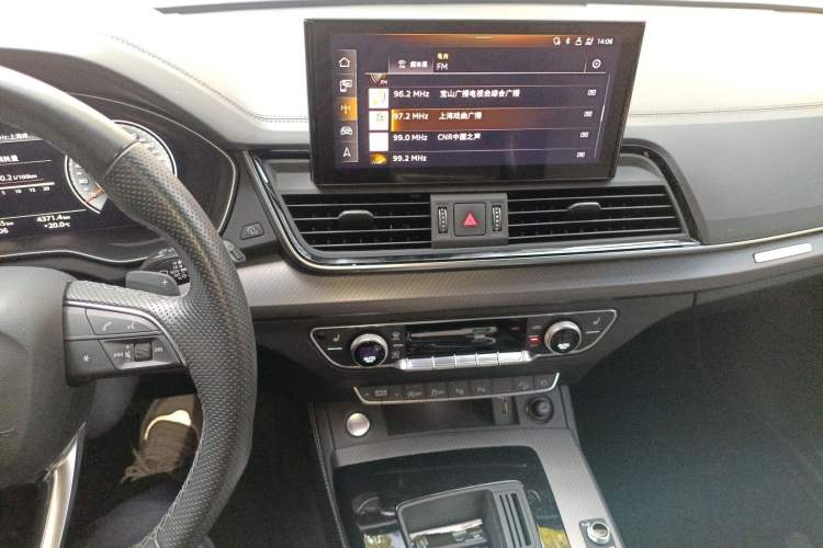 Used Audi Q5L Sportback 2022 40 TFSI Luxury Model Audio And AC Panel