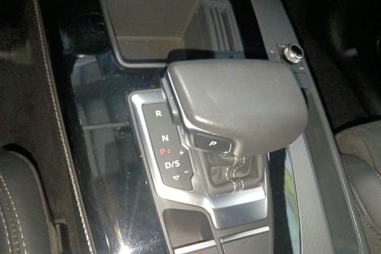 Used Audi Q5L Sportback 2022 40 TFSI Luxury Model Gear Lever