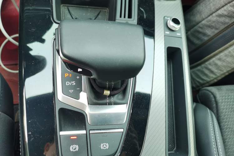 Used Audi Q5L Sportback 2022 Updated 40 TFSI Luxury Edition Gear Lever