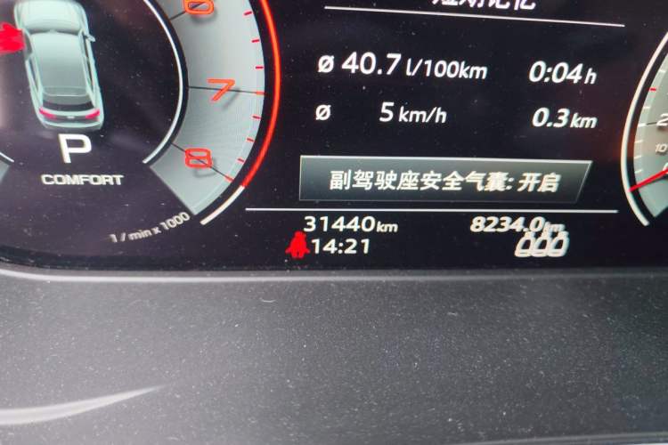 Used Audi Q5L Sportback 2022 40 TFSI RS Package Performance Model Odometer Close Up