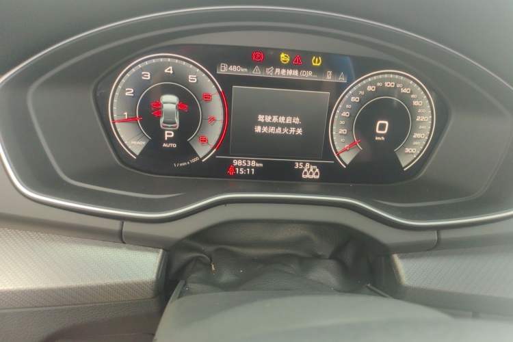 Used Audi Q5L Sportback 2022 40 TFSI Luxury Model Odometer Close Up