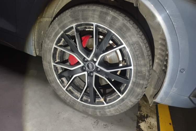 Used Audi Q5L Sportback 2022 Restyled 40 TFSI RS Kit Performance Version Right Front Wheel Hub