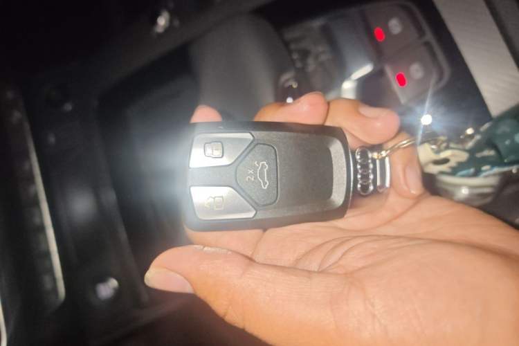 Used Audi Q5L Sportback 2022 40 TFSI Luxury Model Vehicle Key