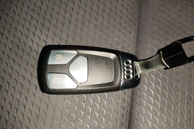 Used Audi Q5L Sportback 2022 40 TFSI Luxury Model Vehicle Key