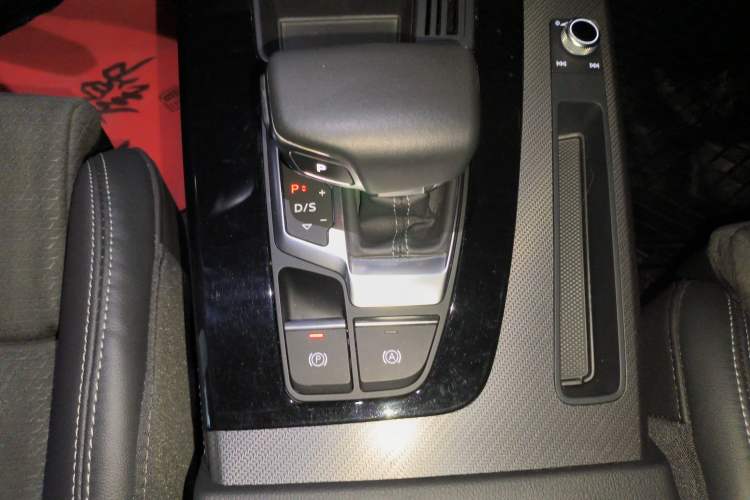 Used Audi Q5L Sportback 2022 Updated 40 TFSI Luxury Edition Gear Lever