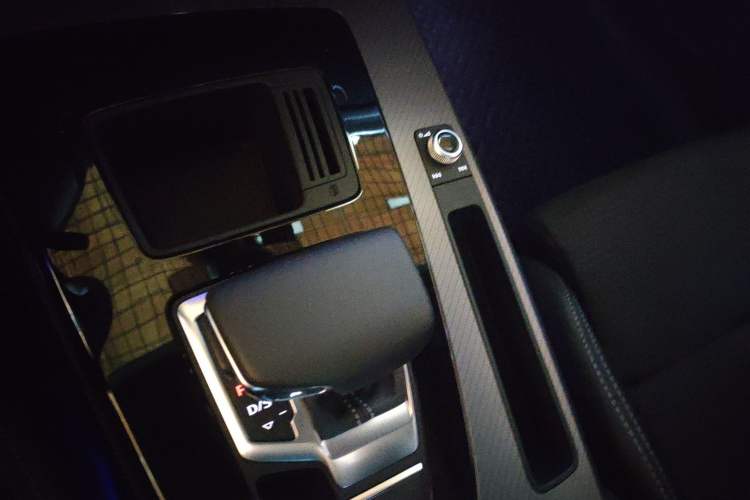 Used Audi Q5L Sportback 2022 40 TFSI Luxury Model Gear Lever
